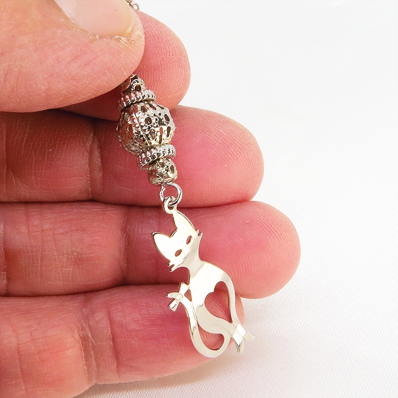 シルバーカラー スマートな猫シルエットモチーフと透かしメタルビーズのネックレス 長さ調整可 アジャスター可