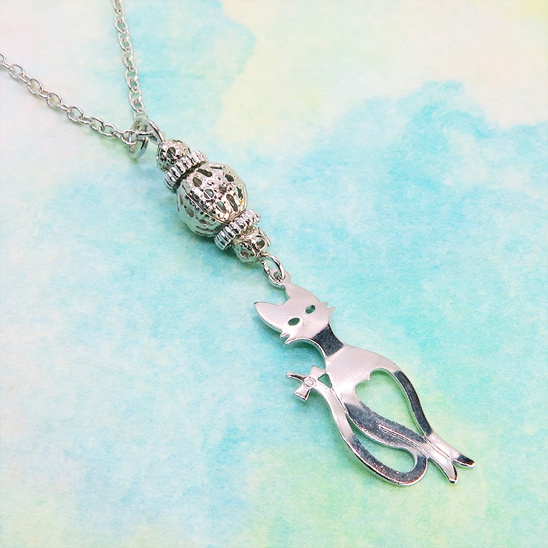 シルバーカラー スマートな猫シルエットモチーフと透かしメタルビーズのネックレス 長さ調整可 アジャスター可