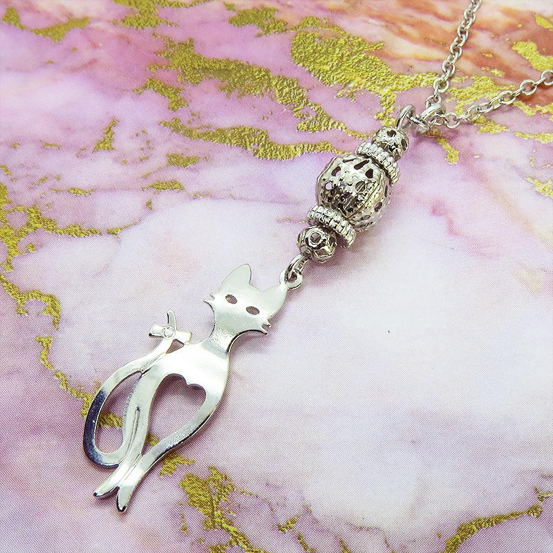 シルバーカラー スマートな猫シルエットモチーフと透かしメタルビーズのネックレス 長さ調整可 アジャスター可