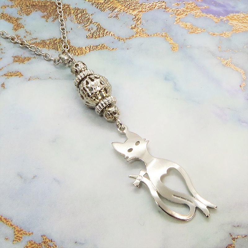 シルバーカラー スマートな猫シルエットモチーフと透かしメタルビーズのネックレス 長さ調整可 アジャスター可
