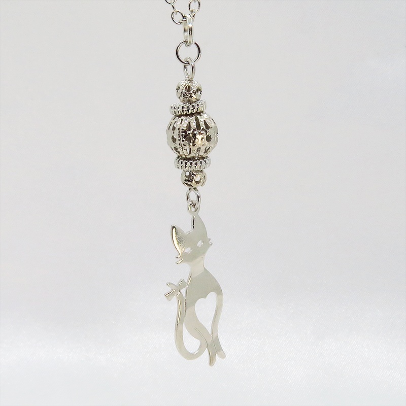 シルバーカラー スマートな猫シルエットモチーフと透かしメタルビーズのネックレス 長さ調整可 アジャスター可