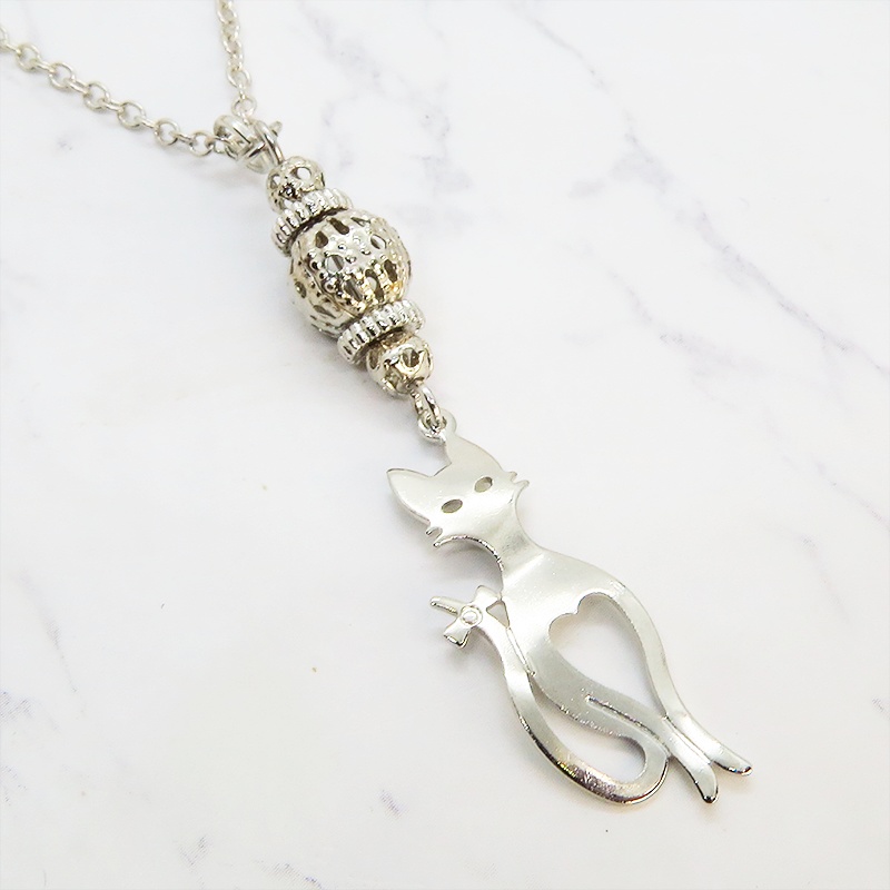 シルバーカラー スマートな猫シルエットモチーフと透かしメタルビーズのネックレス 長さ調整可 アジャスター可