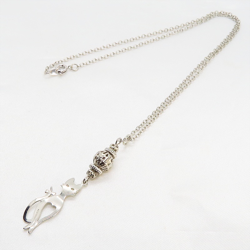 シルバーカラー スマートな猫シルエットモチーフと透かしメタルビーズのネックレス 長さ調整可 アジャスター可