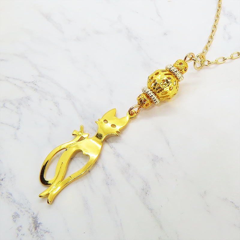 ゴールドカラー スマートな猫シルエットモチーフと透かしメタルビーズのネックレス 長さ調整可 アジャスター可