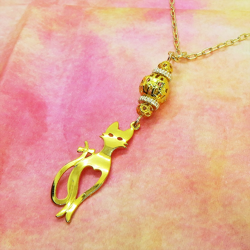 ゴールドカラー スマートな猫シルエットモチーフと透かしメタルビーズのネックレス 長さ調整可 アジャスター可