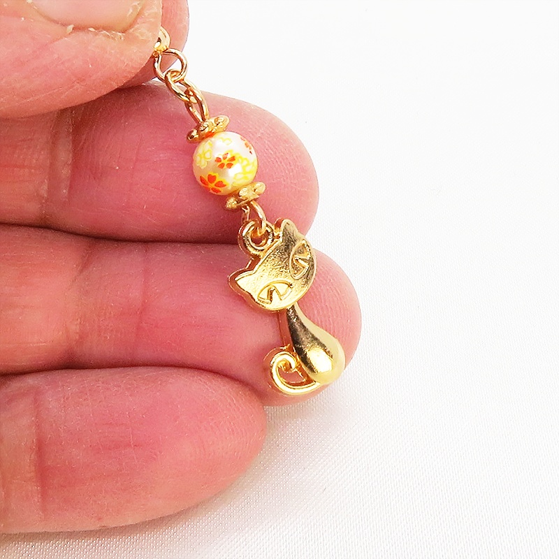 マットゴールドの猫モチーフと花柄のアクリルビーズの大人可愛いピアス サージカル可