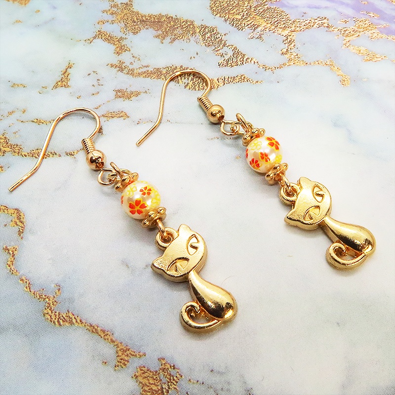 マットゴールドの猫モチーフと花柄のアクリルビーズの大人可愛いピアス サージカル可