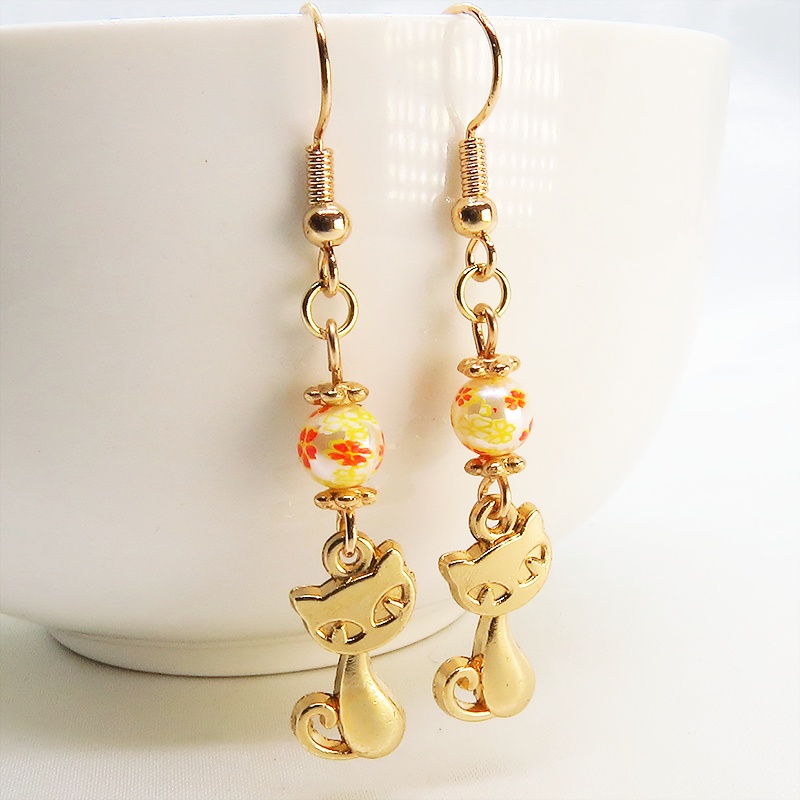 マットゴールドの猫モチーフと花柄のアクリルビーズの大人可愛いピアス サージカル可