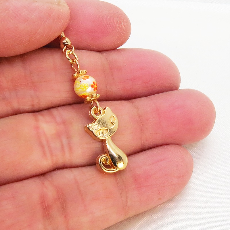 マットゴールドの猫モチーフと花柄のアクリルビーズの大人可愛いピアス サージカル可