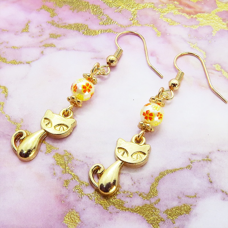 マットゴールドの猫モチーフと花柄のアクリルビーズの大人可愛いピアス サージカル可