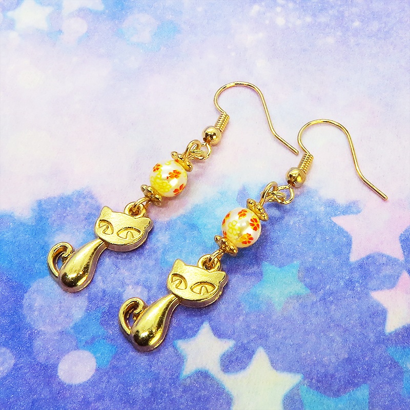 マットゴールドの猫モチーフと花柄のアクリルビーズの大人可愛いピアス サージカル可