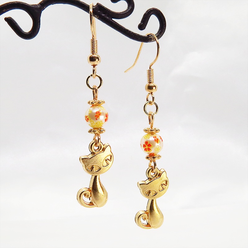 マットゴールドの猫モチーフと花柄のアクリルビーズの大人可愛いピアス サージカル可