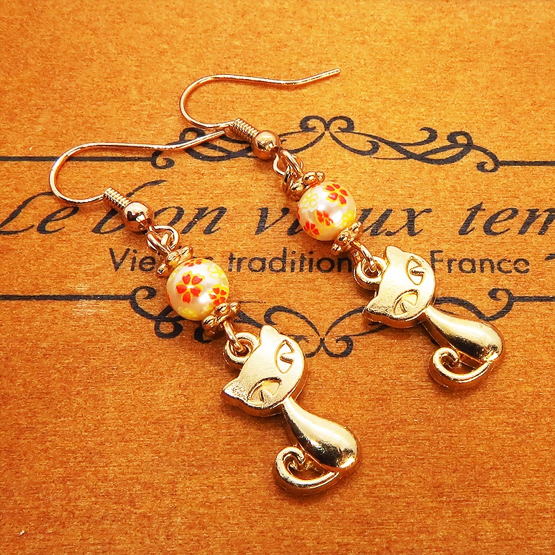 マットゴールドの猫モチーフと花柄のアクリルビーズの大人可愛いピアス サージカル可