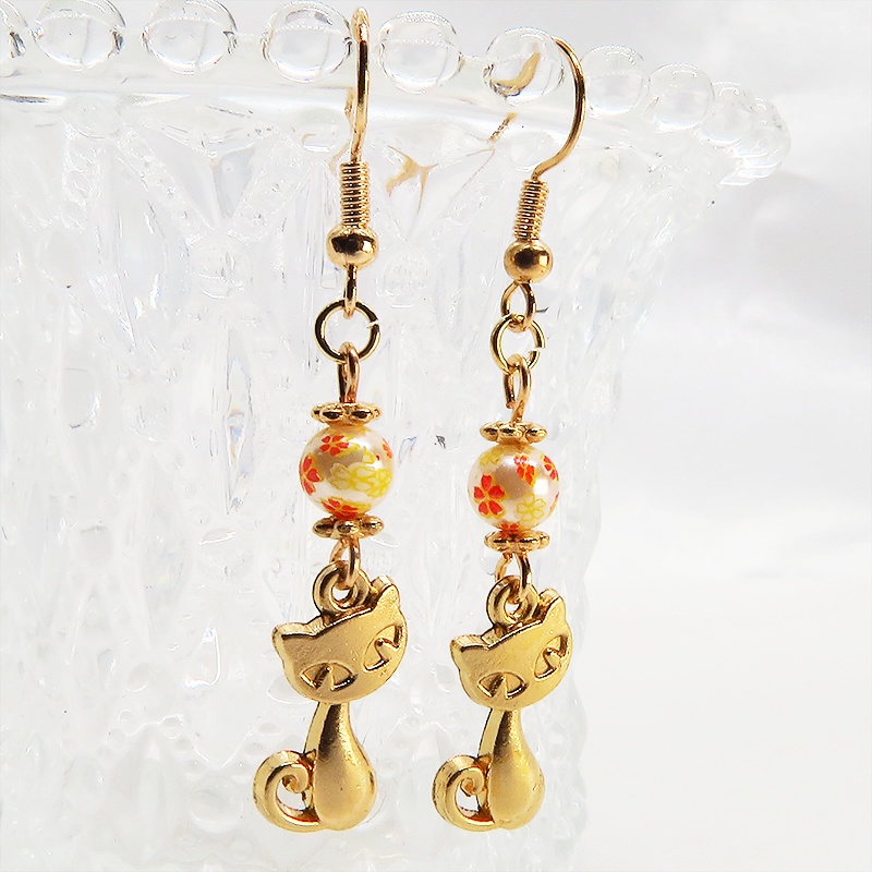 マットゴールドの猫モチーフと花柄のアクリルビーズの大人可愛いピアス サージカル可