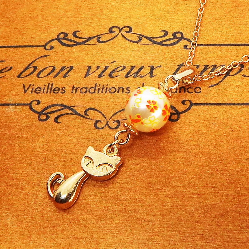 マットゴールドの猫モチーフと花柄のアクリルビーズの大人可愛いネックレス 長さ調整可