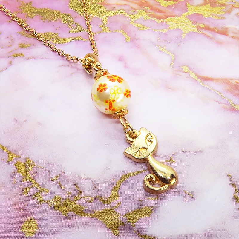マットゴールドの猫モチーフと花柄のアクリルビーズの大人可愛いネックレス 長さ調整可
