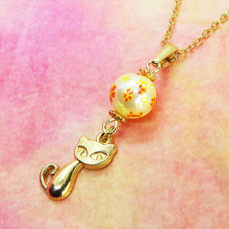 マットゴールドの猫モチーフと花柄のアクリルビーズの大人可愛いネックレス 長さ調整可