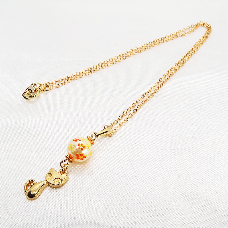 マットゴールドの猫モチーフと花柄のアクリルビーズの大人可愛いネックレス 長さ調整可