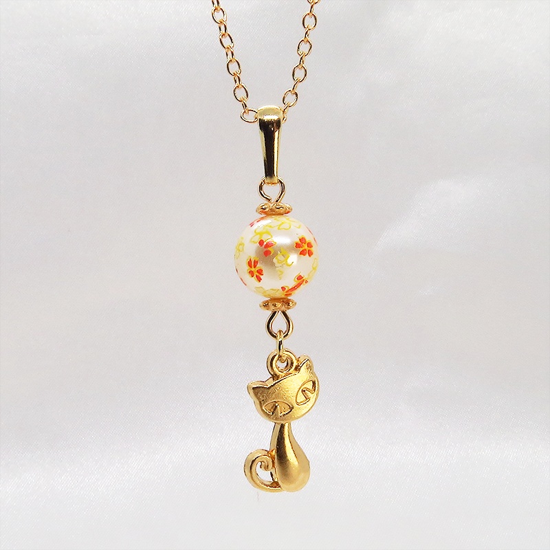 マットゴールドの猫モチーフと花柄のアクリルビーズの大人可愛いネックレス 長さ調整可