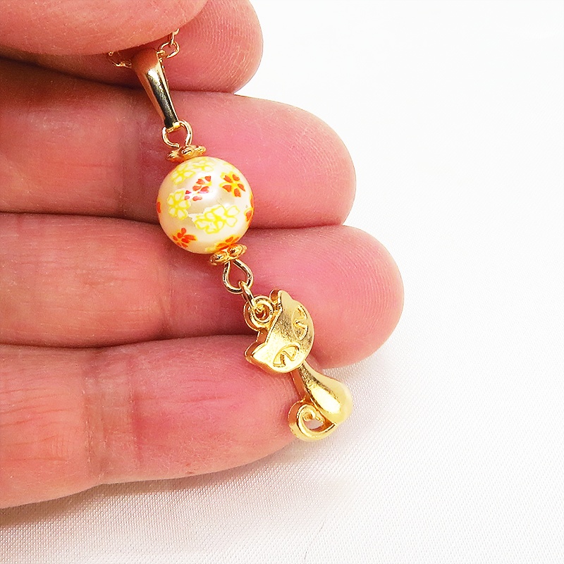 マットゴールドの猫モチーフと花柄のアクリルビーズの大人可愛いネックレス 長さ調整可