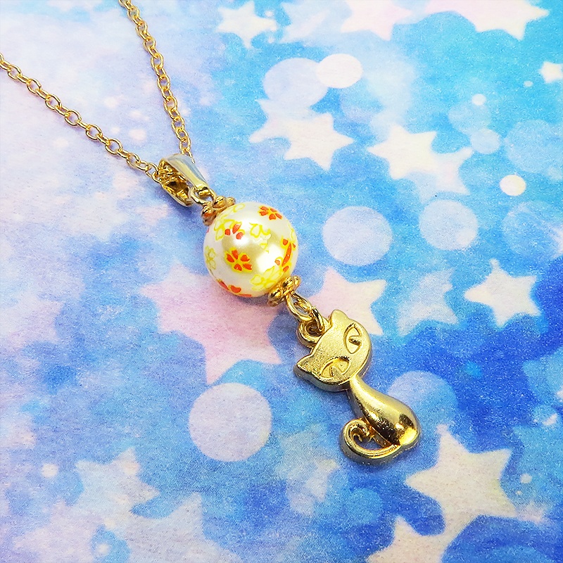 マットゴールドの猫モチーフと花柄のアクリルビーズの大人可愛いネックレス 長さ調整可