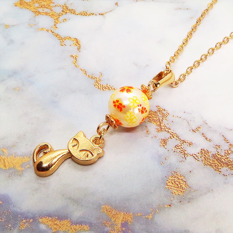 マットゴールドの猫モチーフと花柄のアクリルビーズの大人可愛いネックレス 長さ調整可