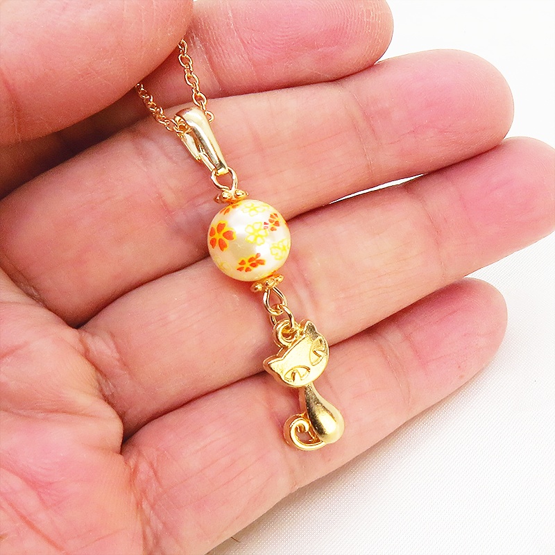 マットゴールドの猫モチーフと花柄のアクリルビーズの大人可愛いネックレス 長さ調整可