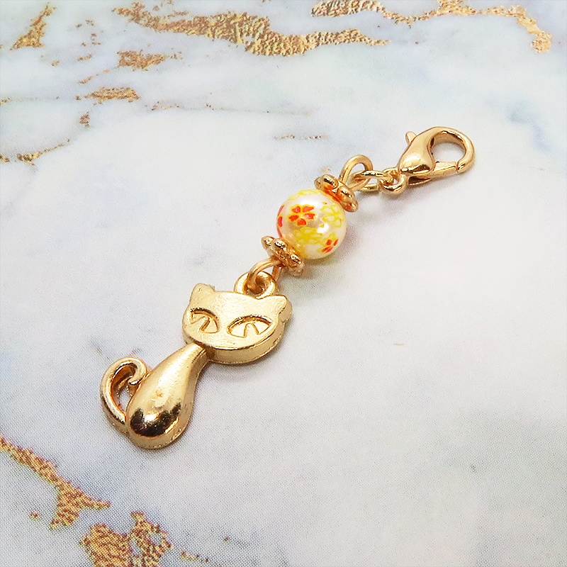 マスク・スマホチャーム マットゴールドの猫モチーフと花柄のアクリルビーズの大人可愛いチャーム 金具変更可 ジャックピン追加可
