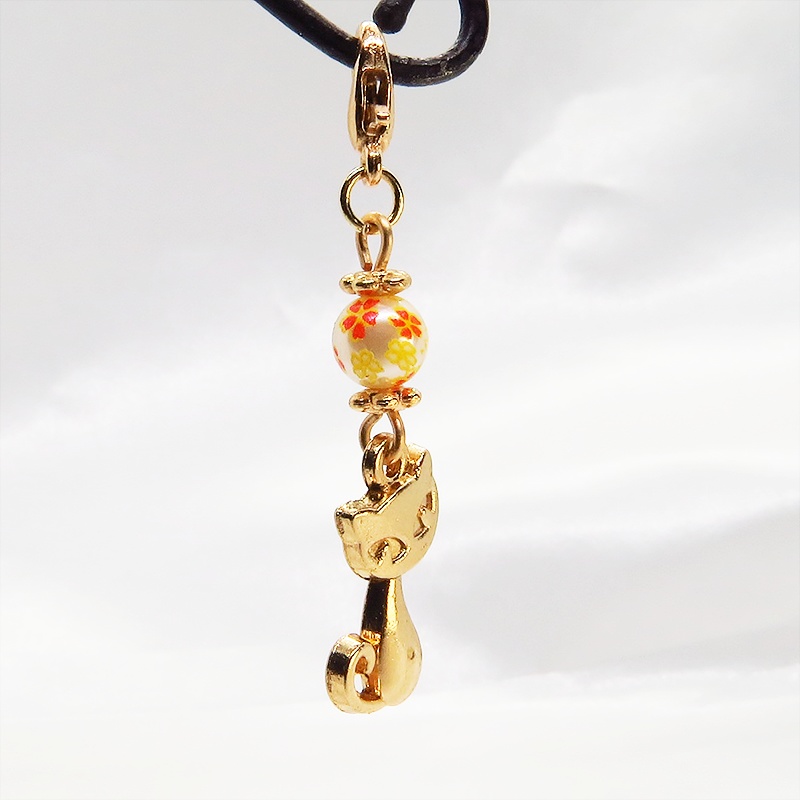 マスク・スマホチャーム マットゴールドの猫モチーフと花柄のアクリルビーズの大人可愛いチャーム 金具変更可 ジャックピン追加可