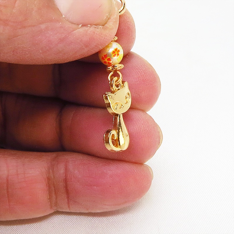 マスク・スマホチャーム マットゴールドの猫モチーフと花柄のアクリルビーズの大人可愛いチャーム 金具変更可 ジャックピン追加可