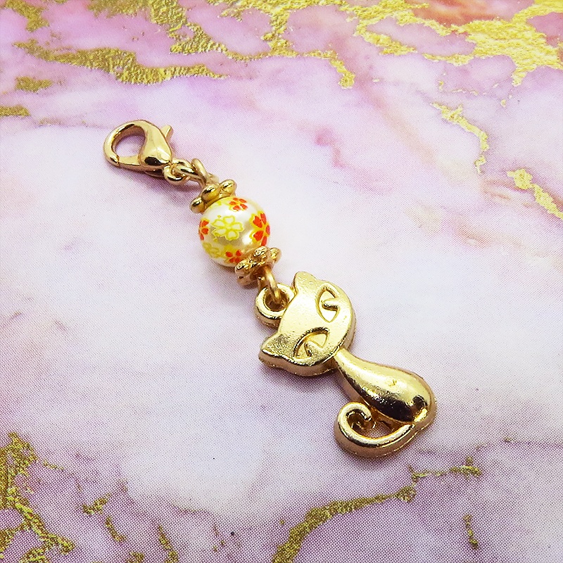 マスク・スマホチャーム マットゴールドの猫モチーフと花柄のアクリルビーズの大人可愛いチャーム 金具変更可 ジャックピン追加可