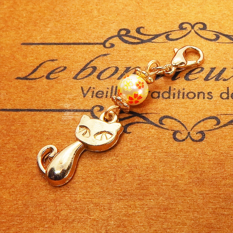 マスク・スマホチャーム マットゴールドの猫モチーフと花柄のアクリルビーズの大人可愛いチャーム 金具変更可 ジャックピン追加可