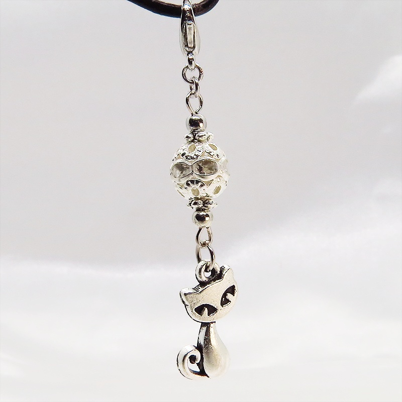 マスクチャーム アンティークシルバーの猫とメタルビーズの大人可愛いチャーム