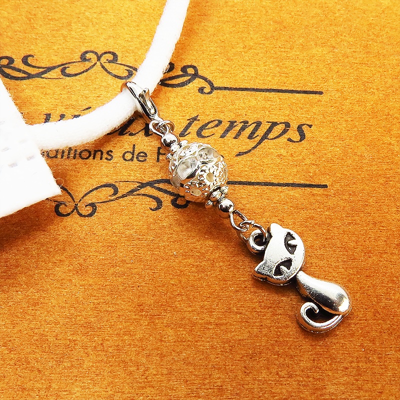 マスクチャーム アンティークシルバーの猫とメタルビーズの大人可愛いチャーム