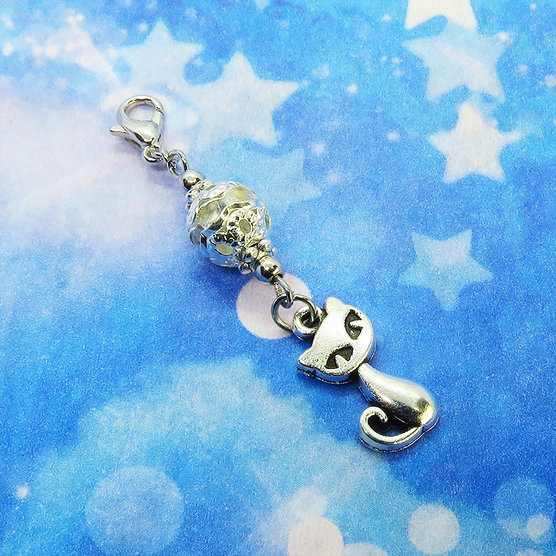 マスクチャーム アンティークシルバーの猫とメタルビーズの大人可愛いチャーム