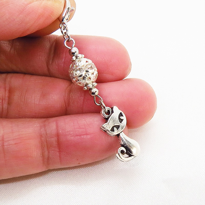 マスクチャーム アンティークシルバーの猫とメタルビーズの大人可愛いチャーム