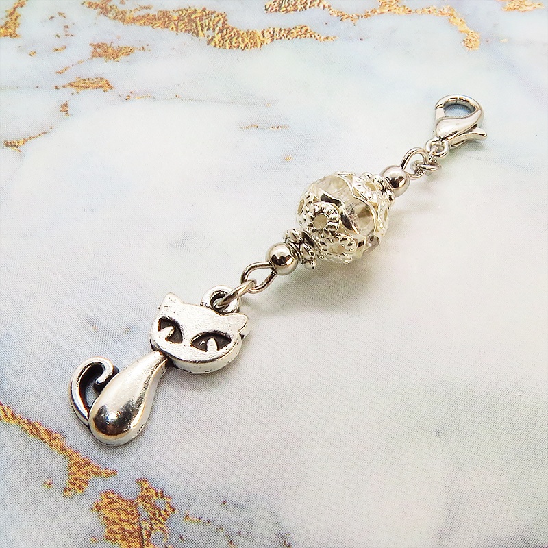マスクチャーム アンティークシルバーの猫とメタルビーズの大人可愛いチャーム
