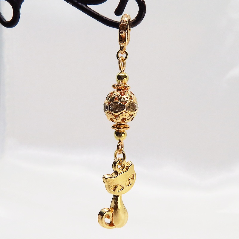 マスクチャーム マットゴールドの猫とメタルビーズの大人可愛いチャーム