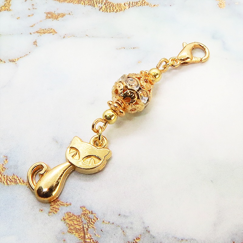 マスクチャーム マットゴールドの猫とメタルビーズの大人可愛いチャーム