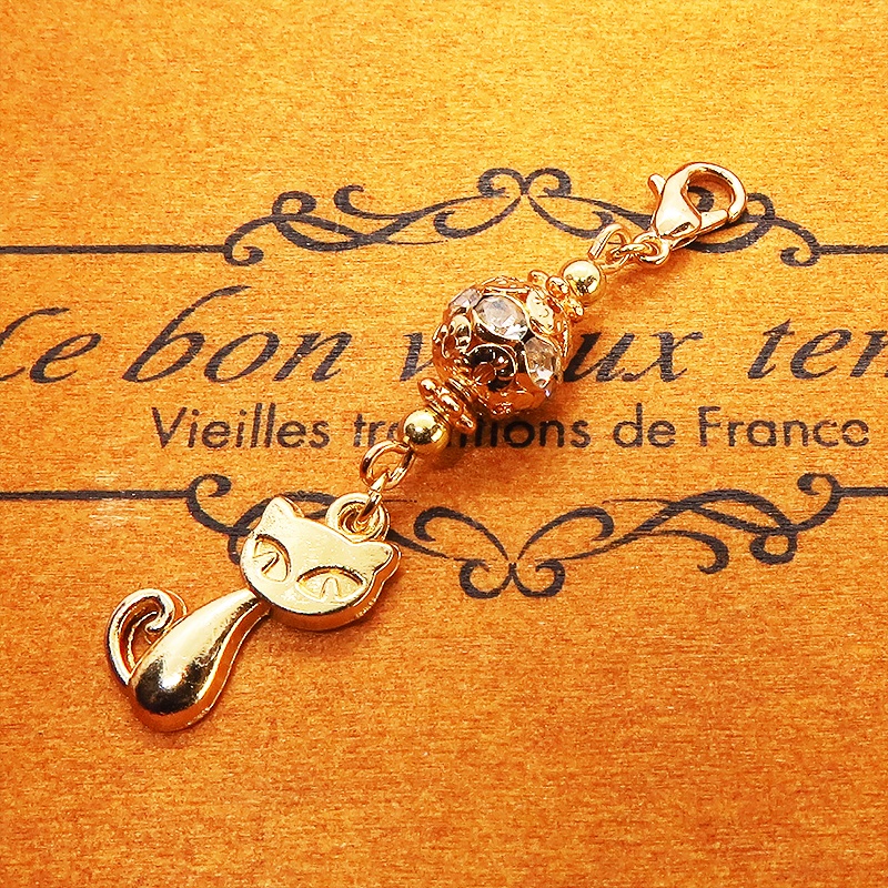 マスクチャーム マットゴールドの猫とメタルビーズの大人可愛いチャーム