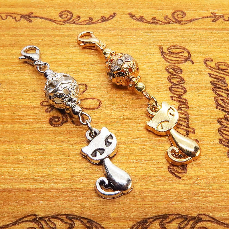 マスクチャーム マットゴールドの猫とメタルビーズの大人可愛いチャーム