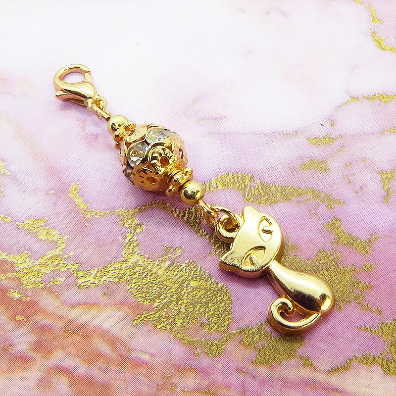 マスクチャーム マットゴールドの猫とメタルビーズの大人可愛いチャーム