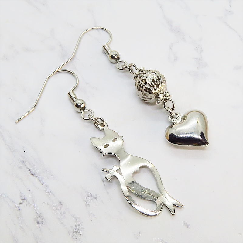 スマートな猫シルエットモチーフとハートのアシンメトリーピアス 透かしメタルビーズ シルバーカラー