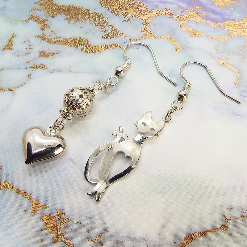 スマートな猫シルエットモチーフとハートのアシンメトリーピアス 透かしメタルビーズ シルバーカラー