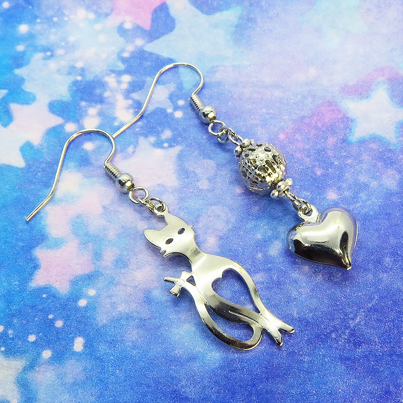スマートな猫シルエットモチーフとハートのアシンメトリーピアス 透かしメタルビーズ シルバーカラー