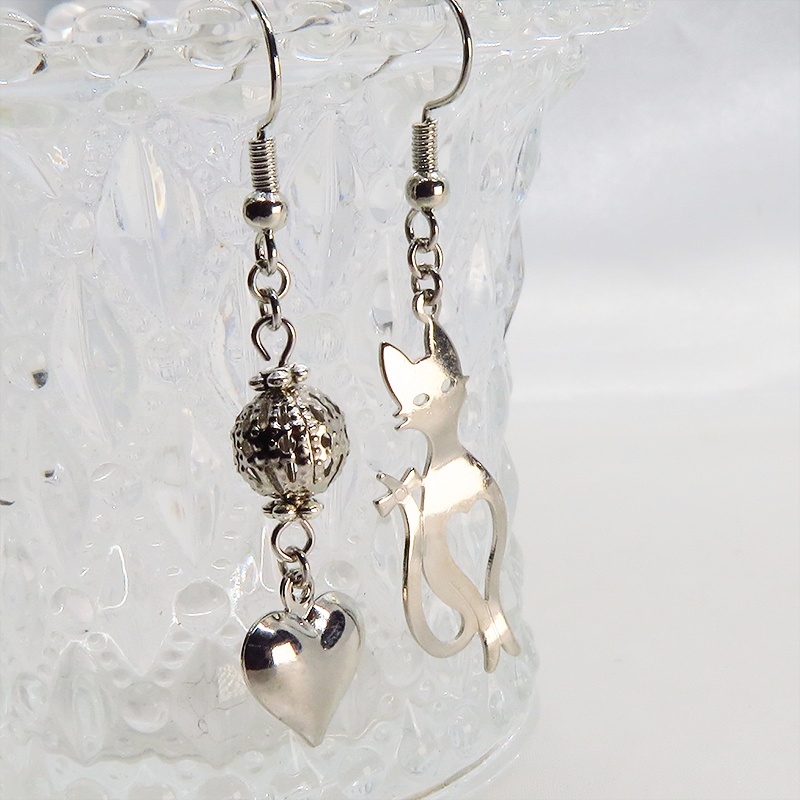 スマートな猫シルエットモチーフとハートのアシンメトリーピアス 透かしメタルビーズ シルバーカラー
