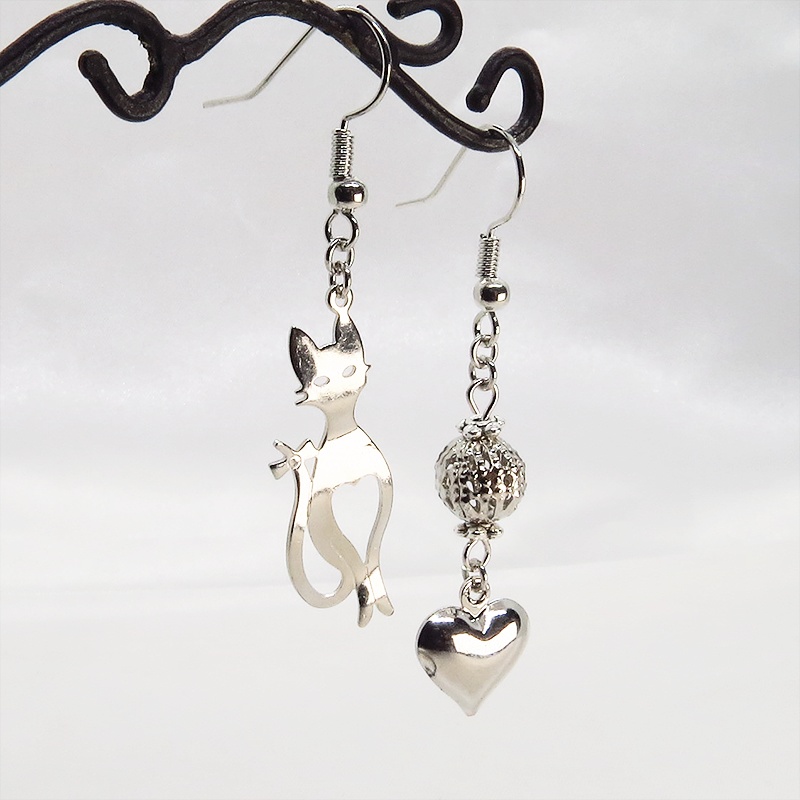 スマートな猫シルエットモチーフとハートのアシンメトリーピアス 透かしメタルビーズ シルバーカラー