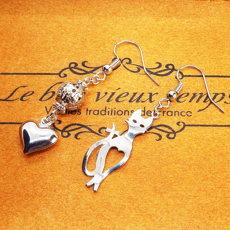 スマートな猫シルエットモチーフとハートのアシンメトリーピアス 透かしメタルビーズ シルバーカラー