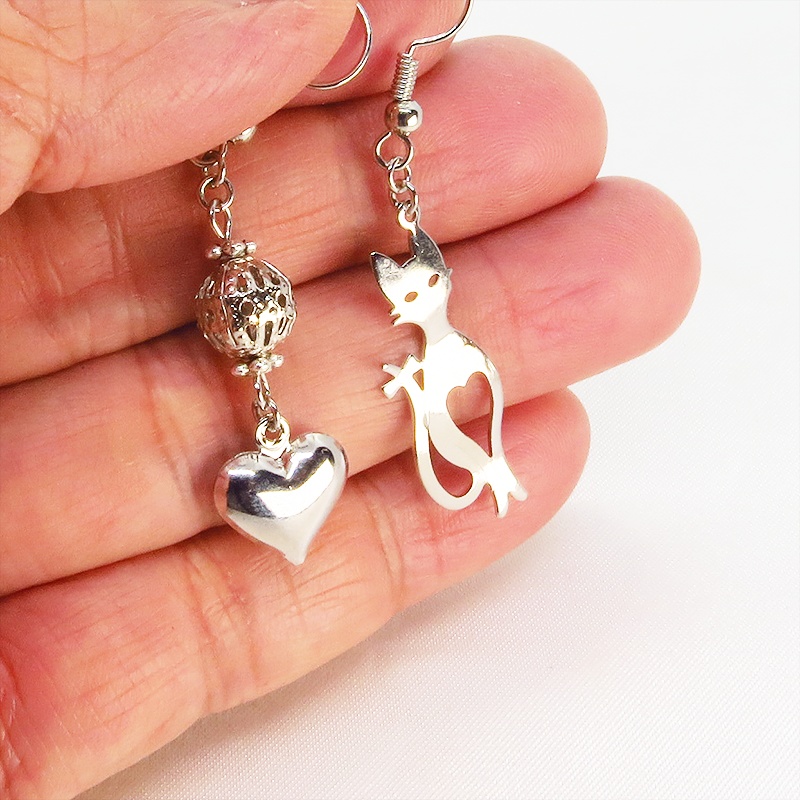 スマートな猫シルエットモチーフとハートのアシンメトリーピアス 透かしメタルビーズ シルバーカラー