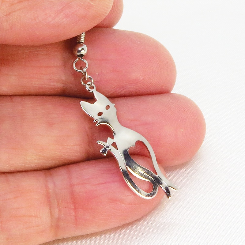 スマートな猫シルエットモチーフとハートのアシンメトリーピアス 透かしメタルビーズ シルバーカラー